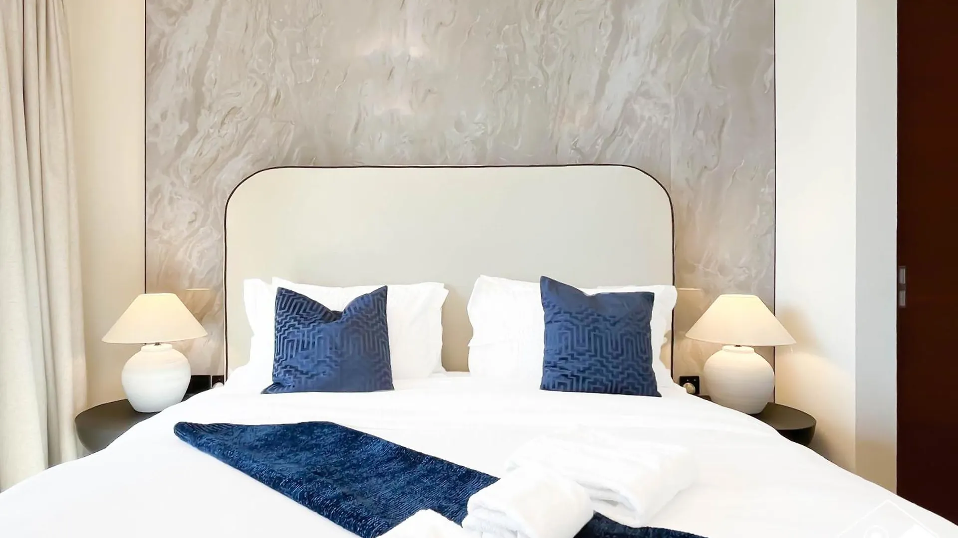 Burj Khalifa View Suite Steps From Dubai Mall Apartment